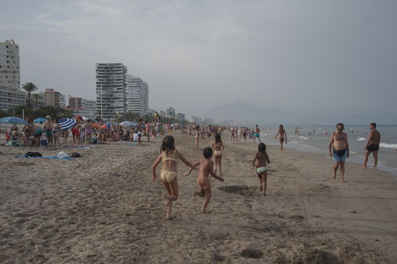 © Margarita Adalid - Image from the Postpandemic scenes of bathers at San Juan beach, Mediterranean sea, Alicante, Spain photography project