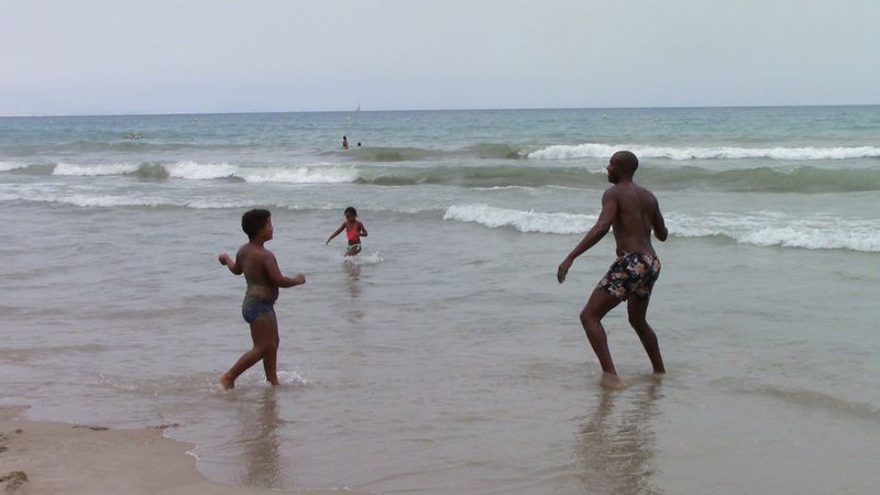 © Margarita Adalid - Image from the Postpandemic scenes of bathers at San Juan beach, Mediterranean sea, Alicante, Spain photography project