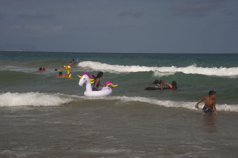 © Margarita Adalid - Image from the Postpandemic scenes of bathers at San Juan beach, Mediterranean sea, Alicante, Spain photography project