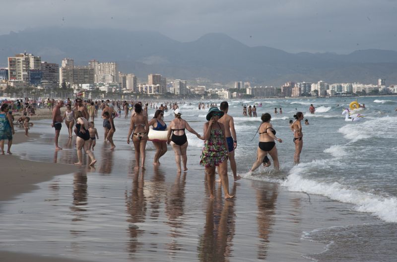 © Margarita Adalid - Image from the Postpandemic scenes of bathers at San Juan beach, Mediterranean sea, Alicante, Spain photography project