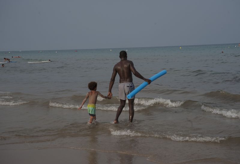 © Margarita Adalid - Image from the Postpandemic scenes of bathers at San Juan beach, Mediterranean sea, Alicante, Spain photography project