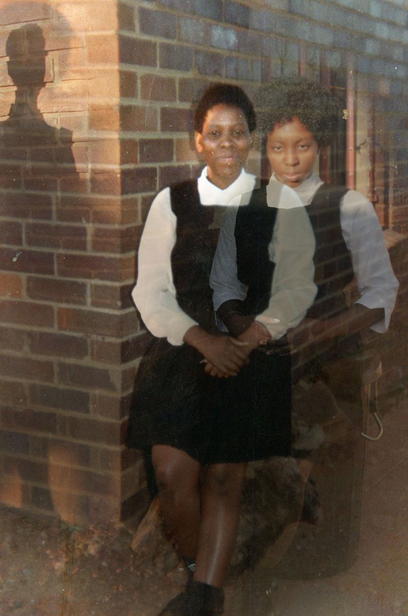 © Lebohang Kganye - Ke eme ka diaparo tsa sekolo II