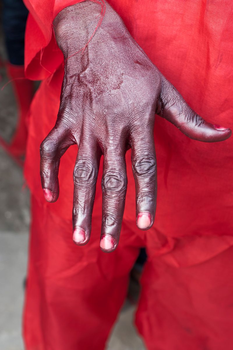 © Gloria Oyarzabal - RED HAND (POWER?)