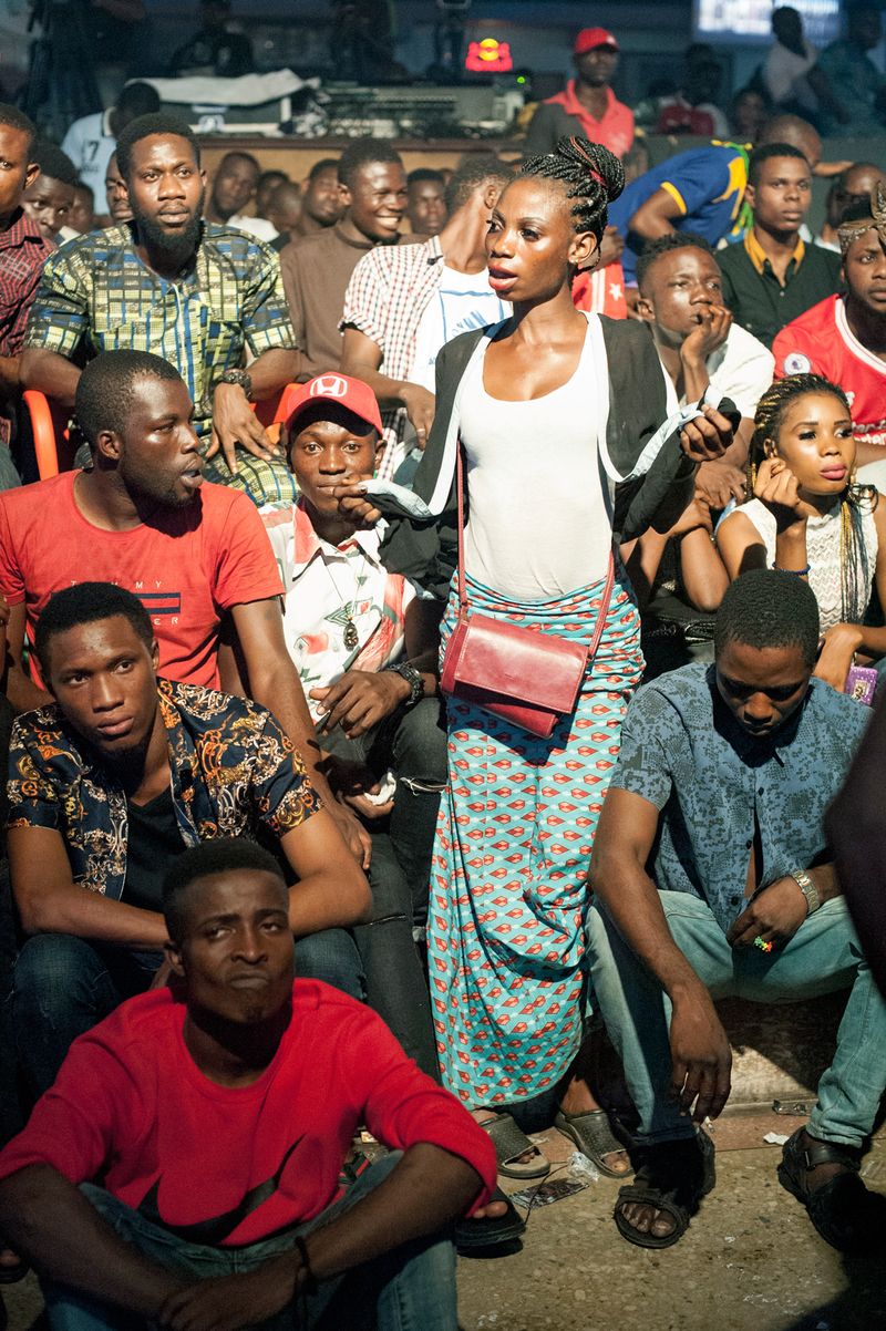 © Gloria Oyarzabal - STANDING UP