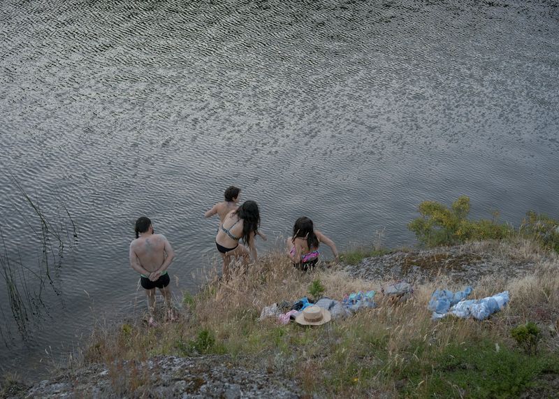 © Sarah Schneider and Stella Meyer - Image from the Yo bebo leche y agua photography project