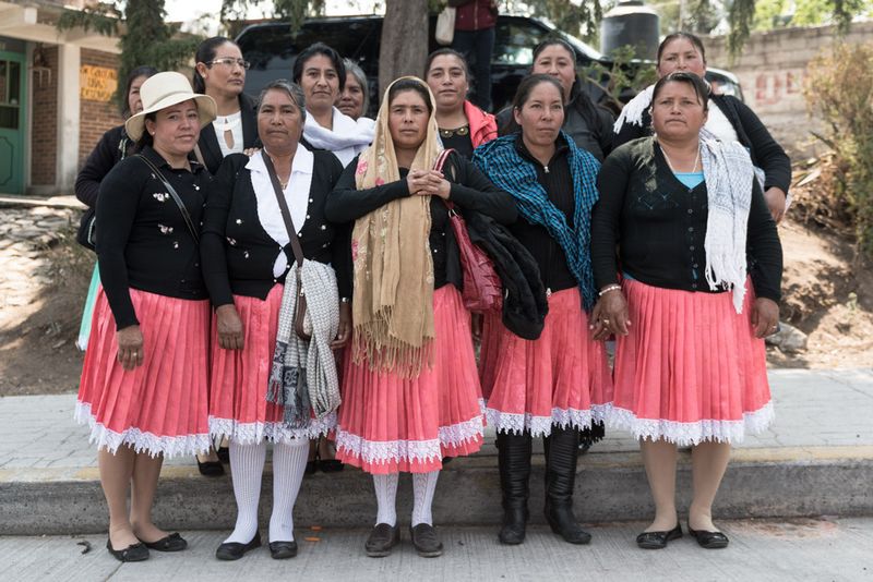 © Alí Marín - A group of women belonging to the various rural areas that make up the State of Mexico moments before a political parade.