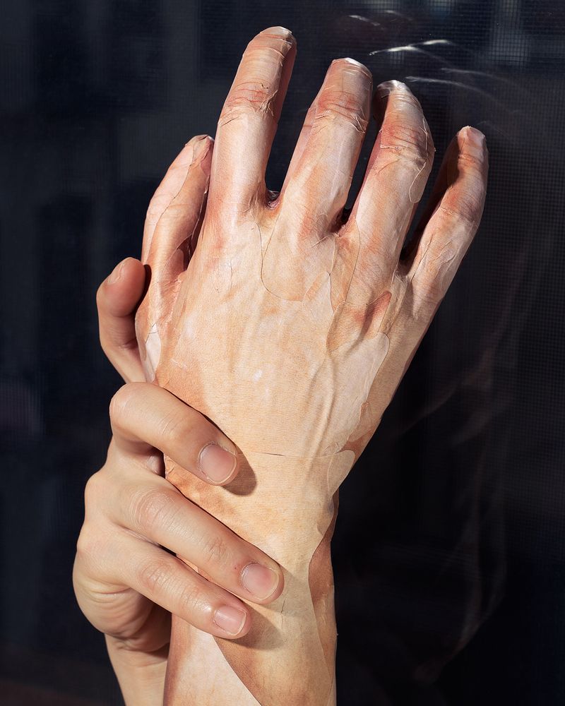 © Pumipat Usapratumban - Hands