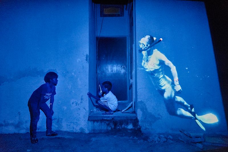 © Edoardo / Giulia Delille / Piermartiri - Ukulhas, Alif Alif Atoll. Playing hide-and-seek through the streets of the island.