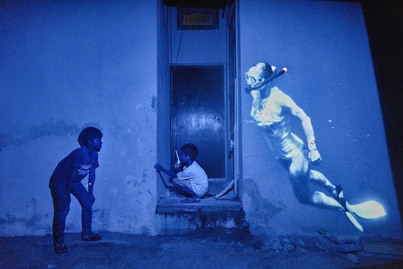 © Edoardo / Giulia Delille / Piermartiri - Ukulhas, Alif Alif Atoll. Playing hide-and-seek through the streets of the island.