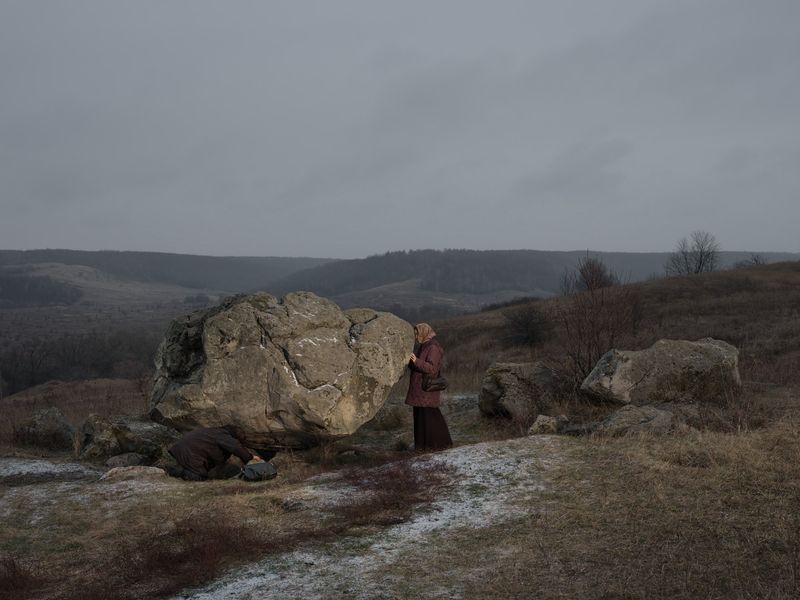 © Vladimir Seleznev - Believers worship the sacred stone