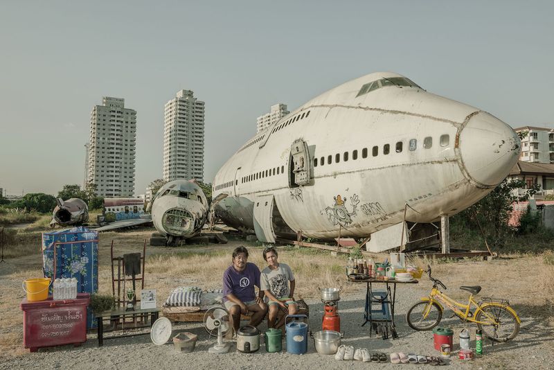 © Qingjun Huang - Family Stuff-Bangkok. A family who lives in an abandoned aircraft, Thailand 2019