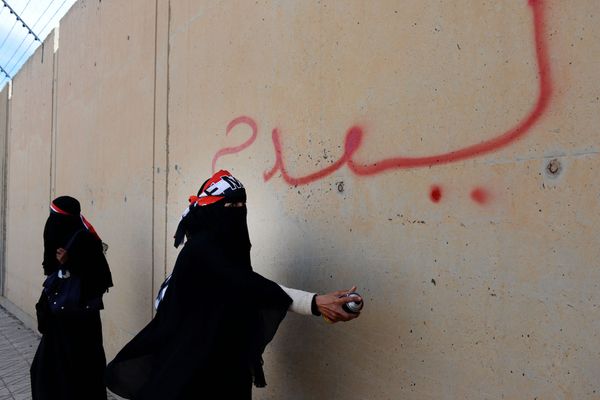 © Alex Potter - Yemeni women spray graffiti calling for the judgement of ousted President Saleh.