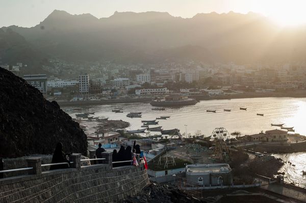 © Alex Potter - Yemeni women raise the flag of former South Yemen in protest.
