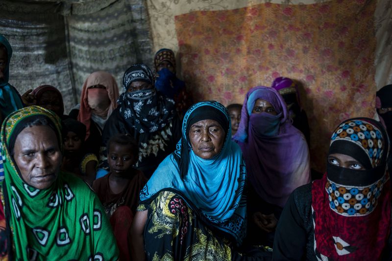 © Alex Potter - Yemeni women from Taiz sit in a tent for the displaced in Lahj.