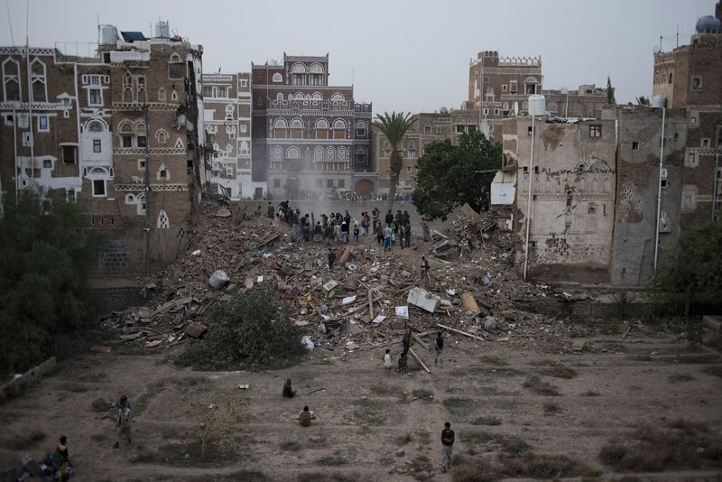 © Alex Potter - Yemenis search for their neighbors after an airstrike hit homes in the Old City.