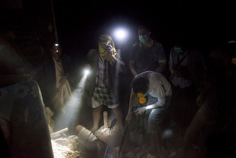 © Alex Potter - Yemenis search for their neighbors after an airstrike hit homes in the Old City.