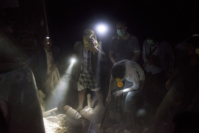 © Alex Potter - Yemenis search for their neighbors after an airstrike hit homes in the Old City.