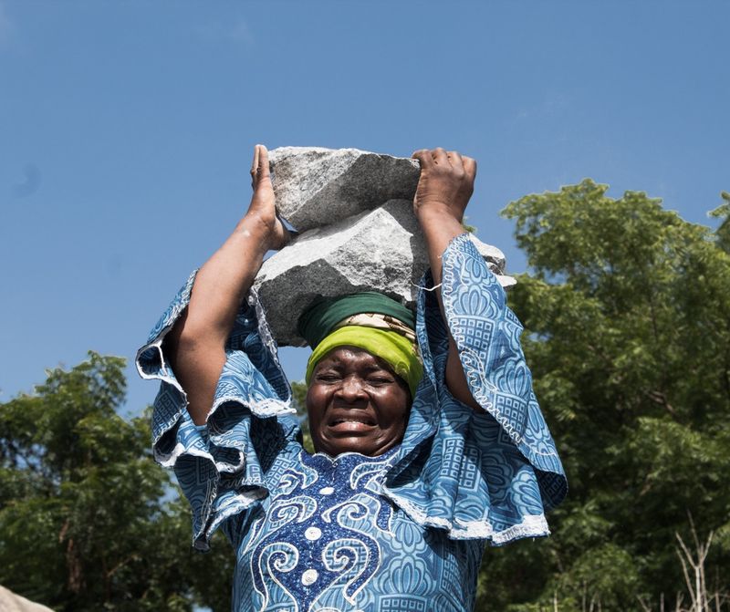 © Igho Ogbobine - Halimata carrying rocks from the Quarry.
