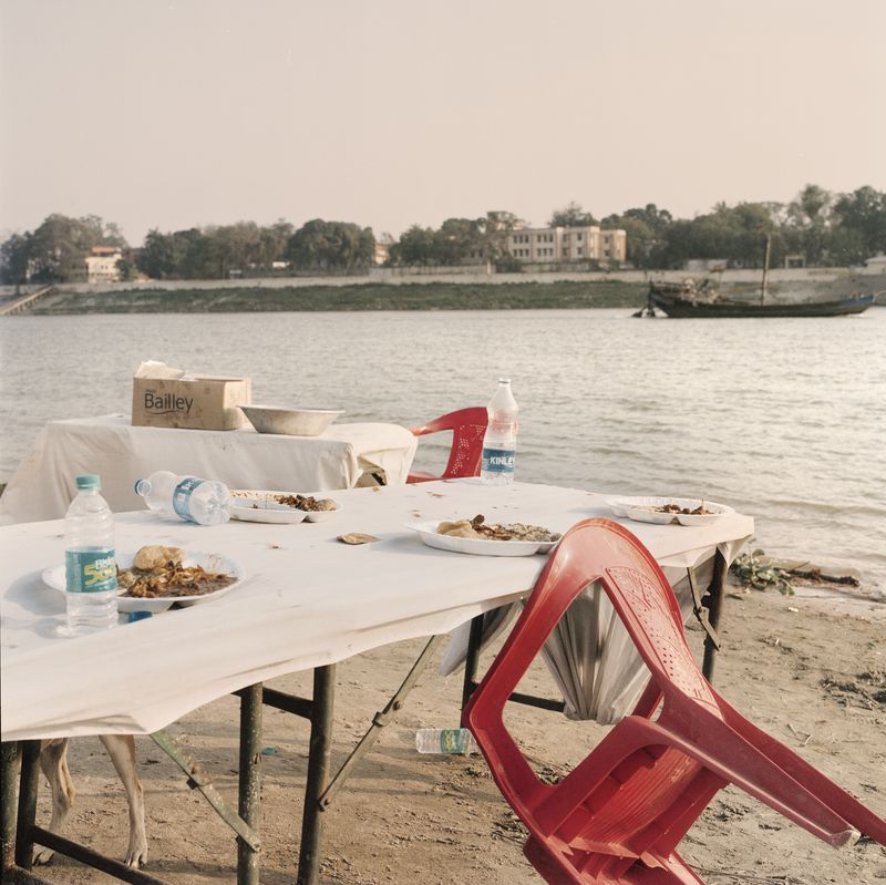© Giulio Di Sturco - refreshment stall along the Ganges river in Patna, Bihar, India