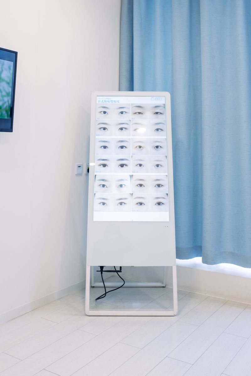 © Yufan Lu - Inside the waiting room at a cosmetic surgery clinic, Beijing, China