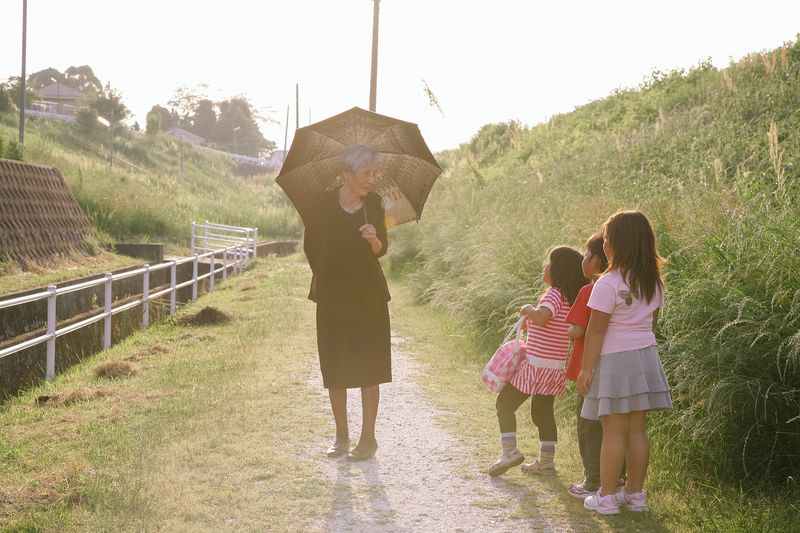 © Kenta Nakamura - Sugako and primary school children (2009)
