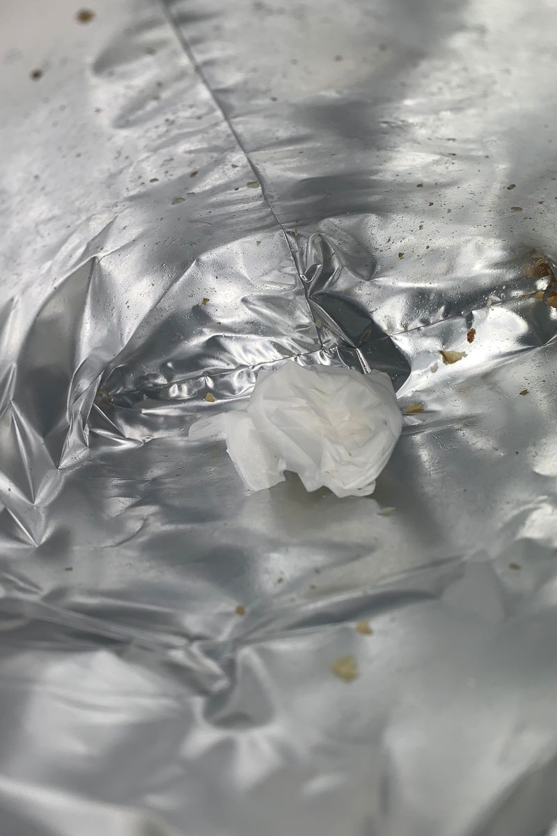 © Kenta Nakamura - Tissue placed in a snack bag.