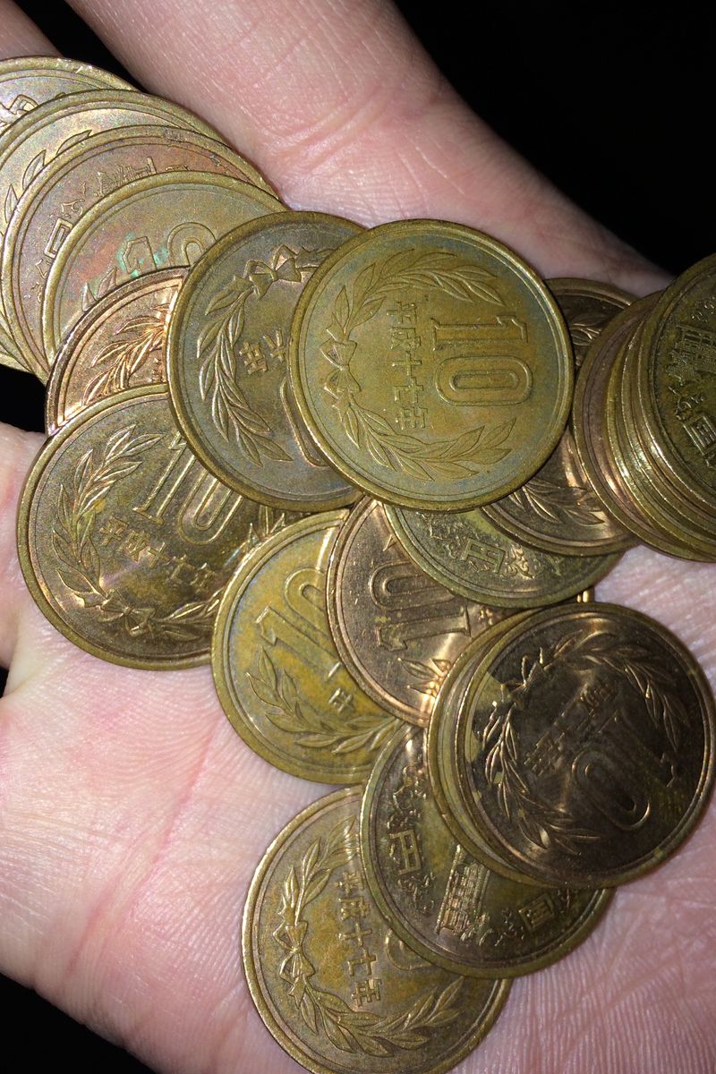 © Kenta Nakamura - When settling the parking fee, the change was a large amount of coins.