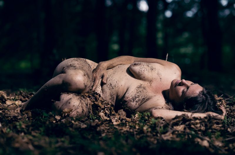 © Ingrid Firmhofer - BACK TO MOTHER EARTH - "When it all comes down, you got to go back to Mother Earth", Nina, womb dancer, Germany