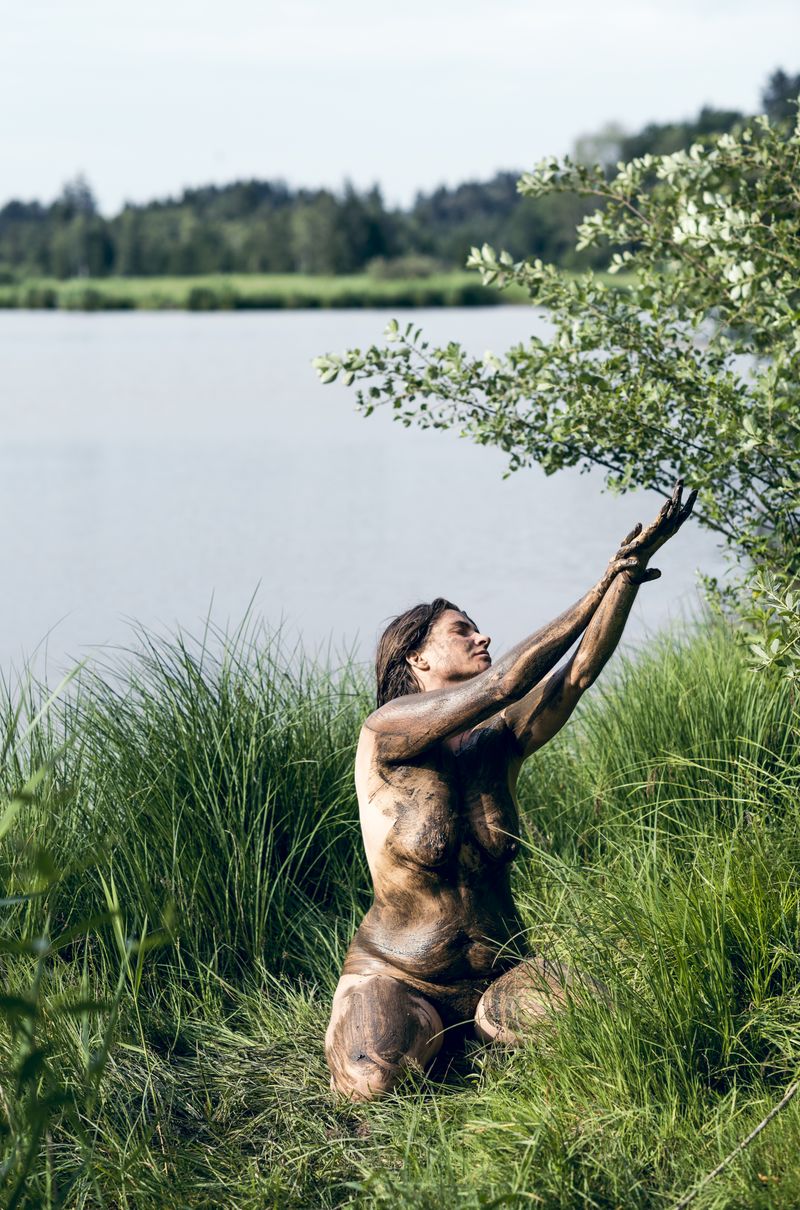 © Ingrid Firmhofer - LOST IN THE WONDERFUL SENSATION OF TOUCH - Nina, womb dancer, Germany