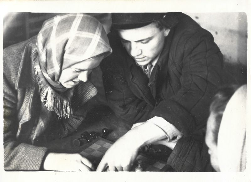 © Sofia Samoylova - Jevhen teaches Serafima how to play chess. Family photo, 1957First photo together