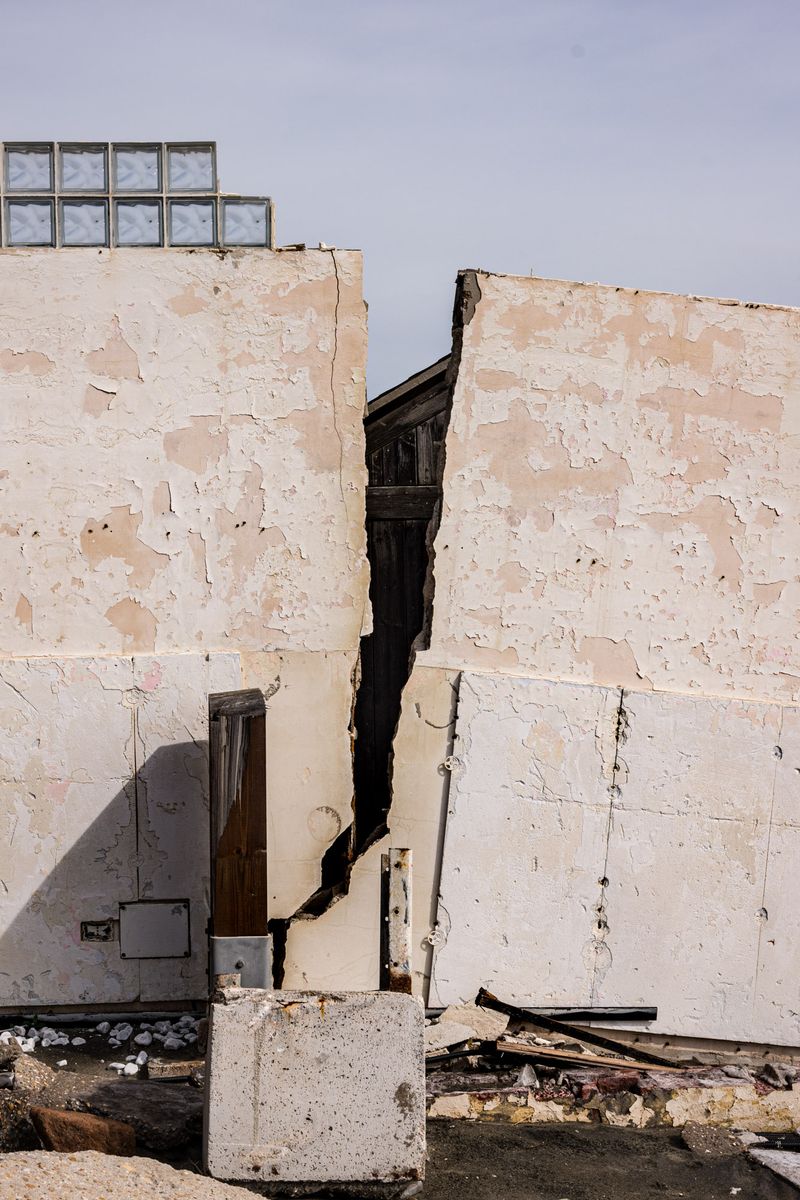 © Clelia Carbonari - Pinetina Lido, the wall of the restaurant was broken due to winter storms and the movement of the sand underneath.