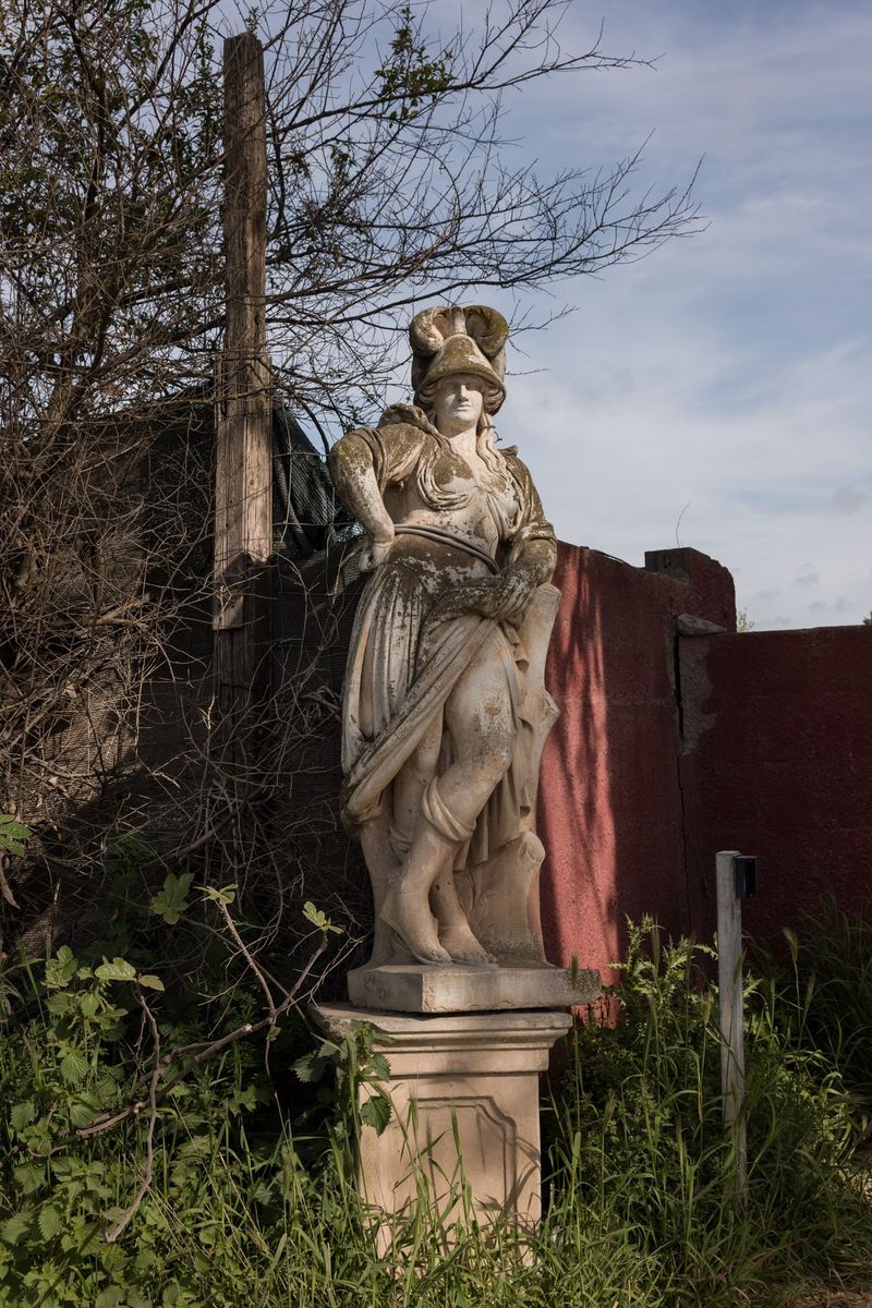 © Clelia Carbonari - Fake Roman statue at the entrance to some plots of land in Ostia Antica.