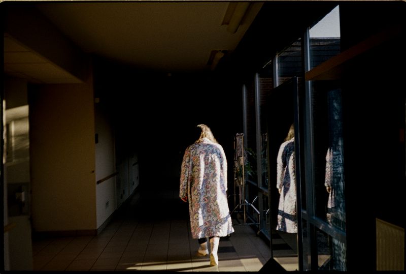 © Laura Anna Rossa - A woman walking in the corridor of De Vallei.