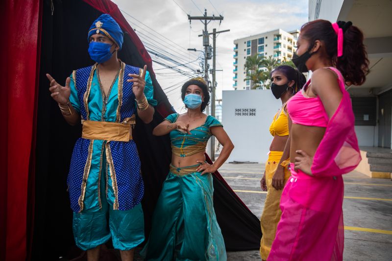 © Tomas Ayuso - Shortly before leaving Honduras, the troupe went to a wealthy neighborhood of Tegucigalpa called Lomas.