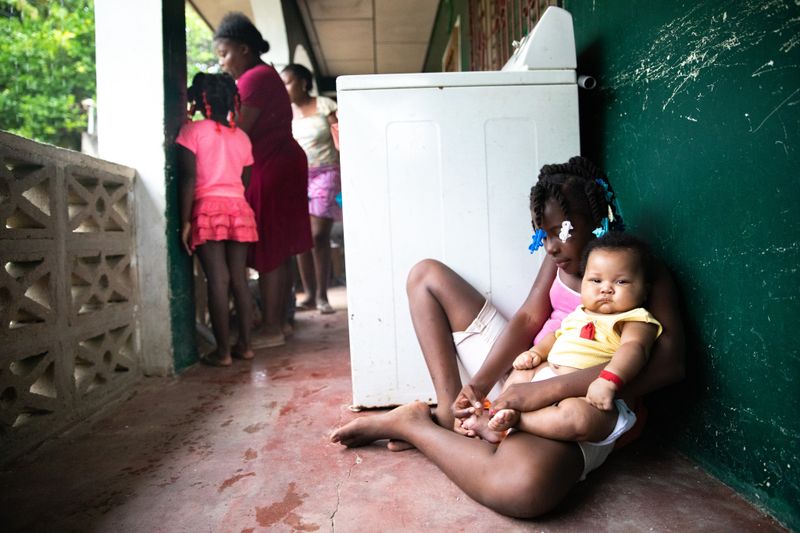 © Tomas Ayuso - In between her lessons, Jirian takes care of her cousin Elian at her aunt Josefina's house.