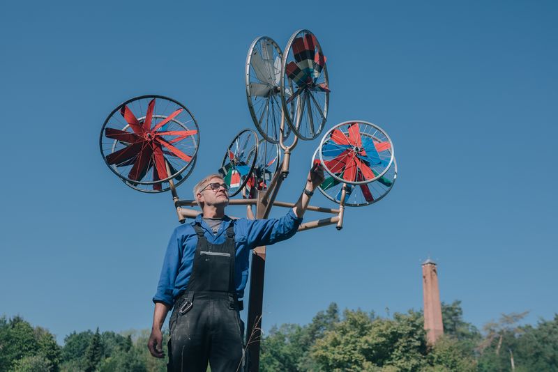 © Kseniia Apresian - Thomas and his kinetic sculpture in Zegg