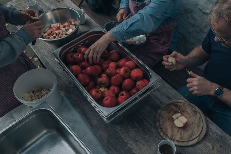 © Kseniia Apresian - Volunteers peeling apples in Zegg's kitchen