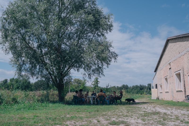 © Kseniia Apresian - Volunteers and residence enjoying lunch in the shade (Gaia Terra)