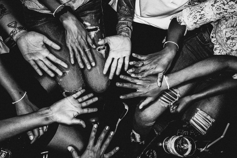 © JANUSZ DAGA - To make girls drink, Tom have a series of games to play. Loser pays a shot of tequila.