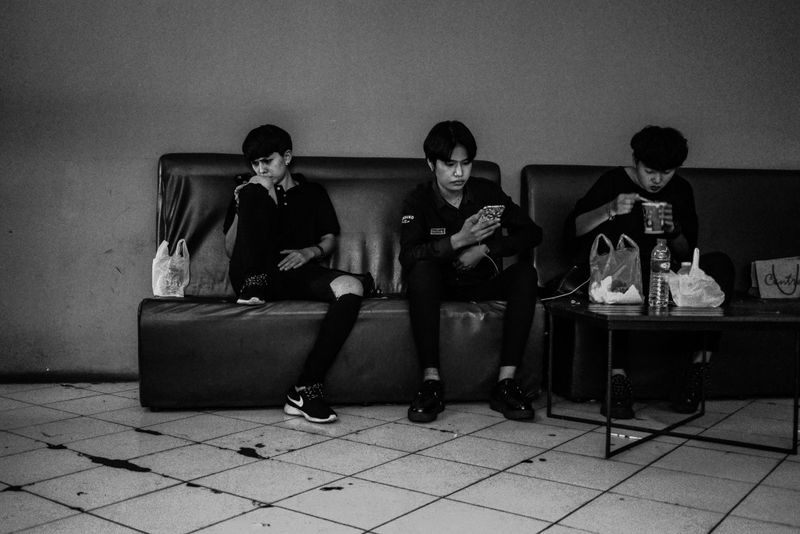 © JANUSZ DAGA - A moment of pause to eat something or call the girlfriend at home.