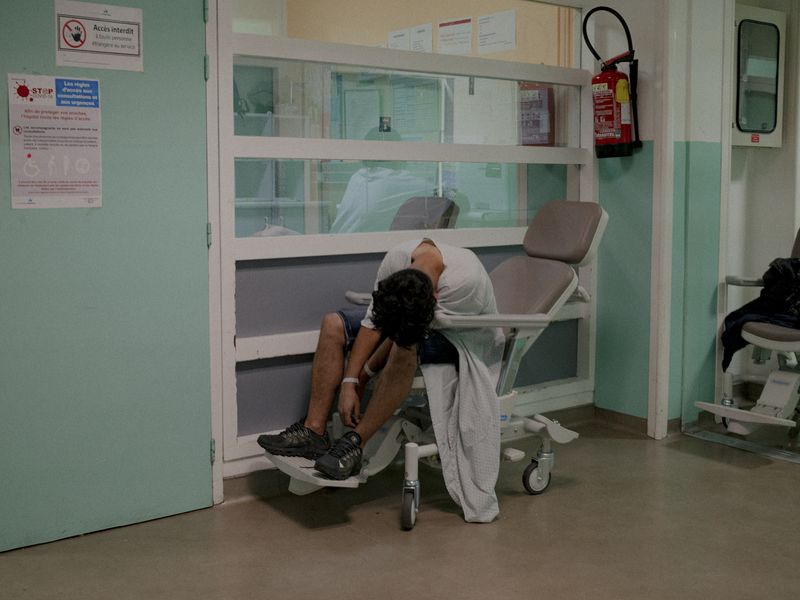 © William Keo - France. Saint-Denis. 2023. A young man is admitted to the emergency room in Saint-Denis.