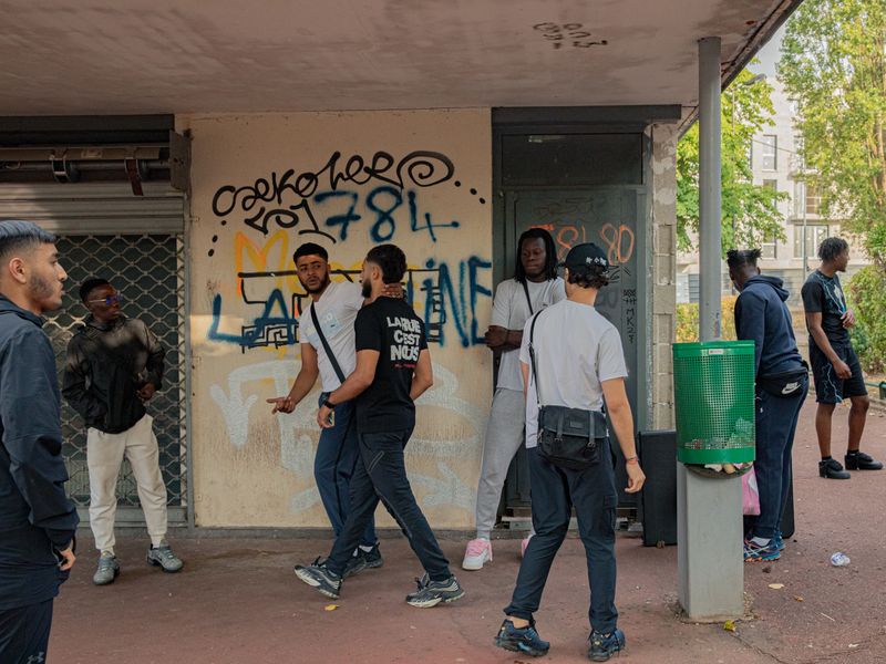 © William Keo - In the "red brick" housing estates in Verneuil, young men try to calm a fight.