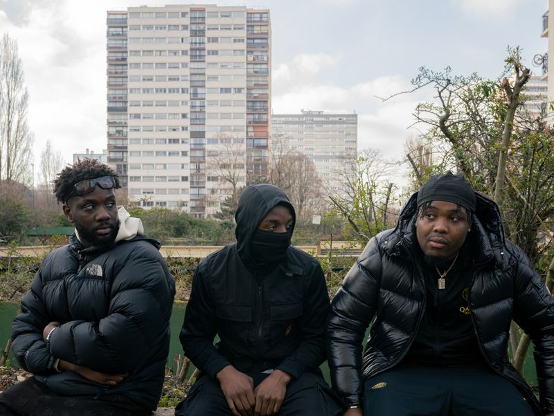 © William Keo - Young people in front La Redoute housing project.