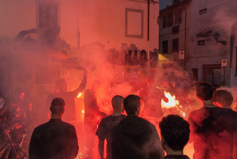 © Sara Esposito - After a match, the salute to the mural for "Bollo", a young supported passed away.