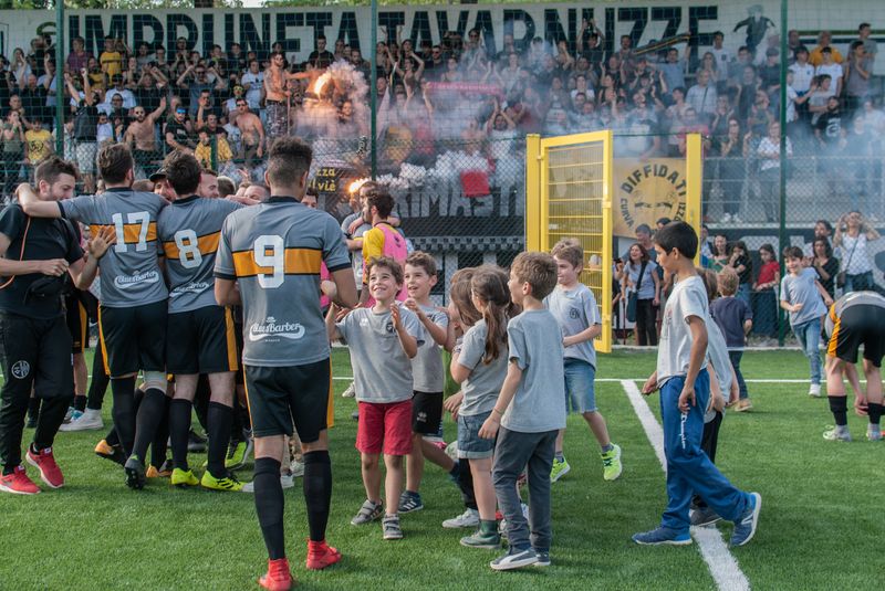 © Sara Esposito - Young supporters hugs the team after a home match.