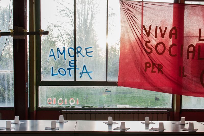 © Sara Esposito - The preparation of the hall, befor a financing dinner.