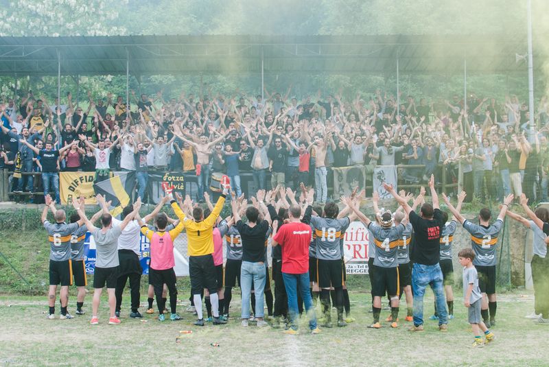© Sara Esposito - The first team wins the championship 2018 and hug the curve.