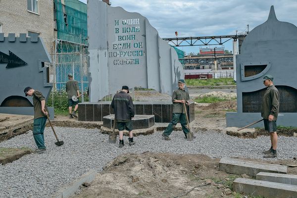 © Tatiana Bondareva - The boys in the prison courtyard. They are building the memorial dedicated to the Second World War.