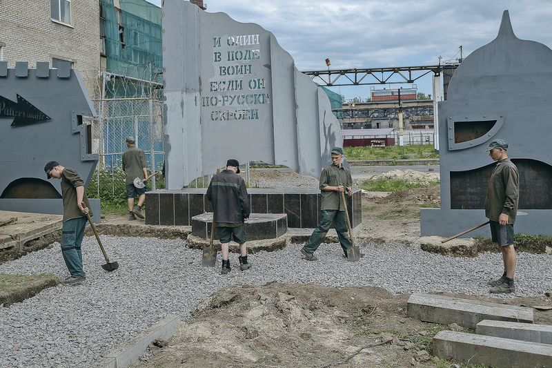 © Tatiana Bondareva - The boys in the prison courtyard. They are building the memorial dedicated to the Second World War.