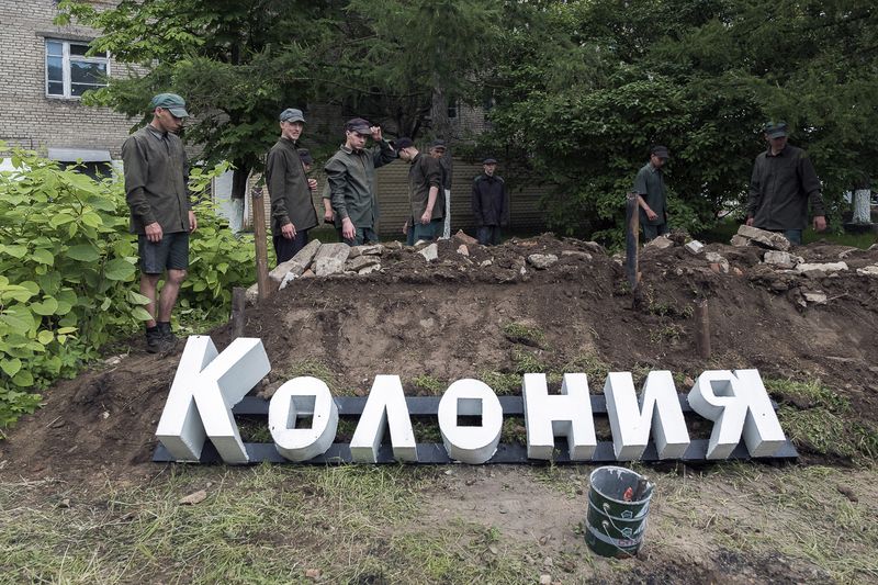 © Tatiana Bondareva - The construction of the memorial. The boys are building a monument shaped as an inscription saying, "The Prison".